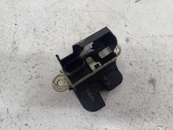 GACHE DE HAYON VW POLO 6R/ GOLF 5/ GOLF 6/ PASSAT VARIANT/ TOURAN - Vue 3